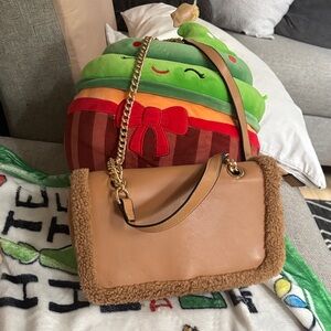 Elegant Tan Shoulder Bag with Shearling Trim